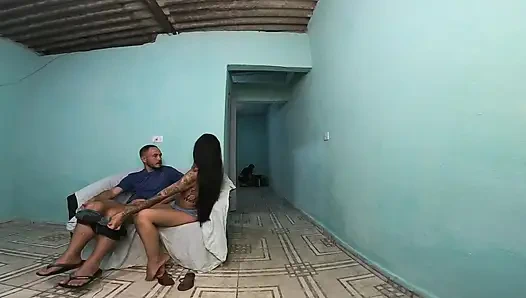 Evli kadın arkadaşını kocasını aldatirken yakalıyor