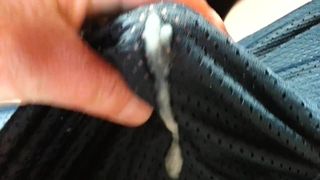 Cum en pantalones cortos de gimnasio