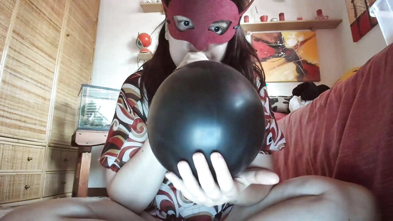 Black Latex Domination: Umflarea Balonului Uriaș Și Clutch-ul Senzual Al Nicolettei (pov Looning & Cigolii)