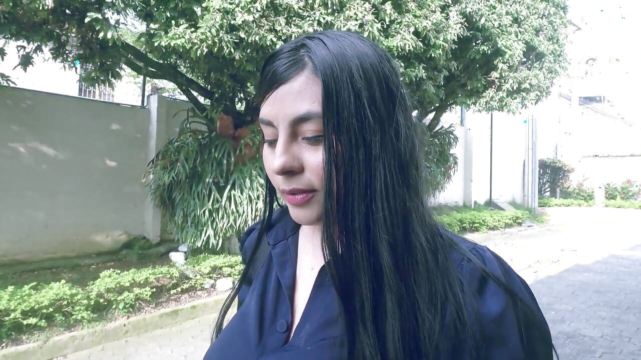 Rakan sekelas kolej datang ke bilik saya untuk membuat kerja rumah