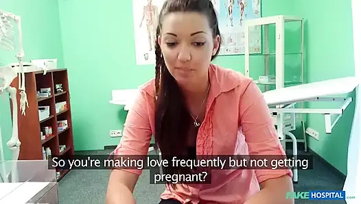 Frau mit Fruchtbarkeitsproblemen bekommt eine Dosis Doktorschwanz