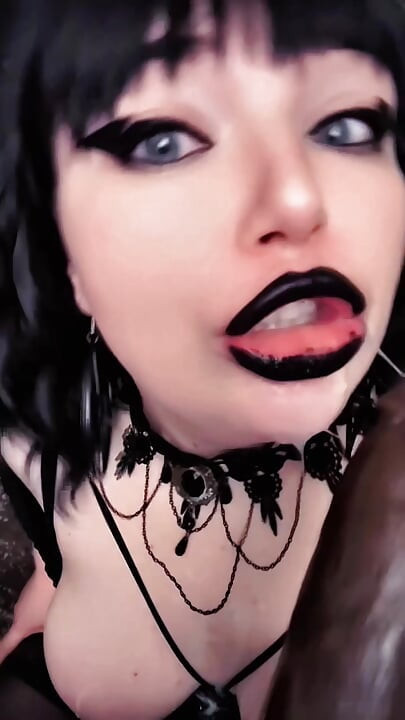 Gotik iri güzel kadının büyük zenci yarağının üremeye ihtiyacı var