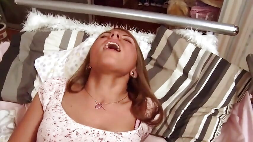 Teenie-schlampe liebt es hart und wird gefüllt