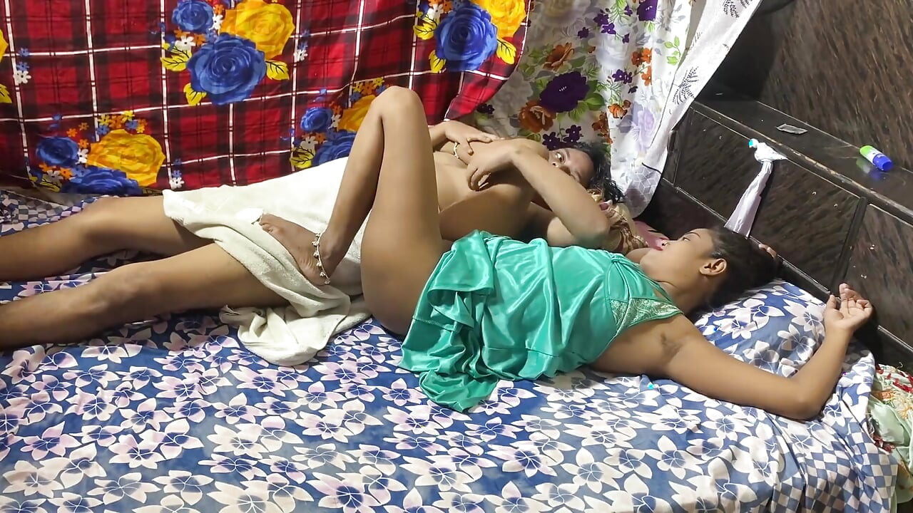 Olgun Hintli adam 18 yaşındaki genç desi baldızını sikiyor