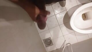 18-летний паренек мастурбирует в офисной туалете – порно видео