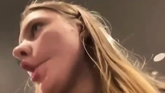 Jucielussie eating pants in public shopping