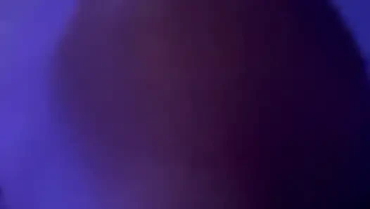 Sie lutscht diesen großen schwanz