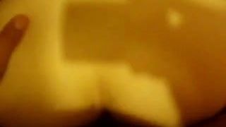 Une soubrette asiatique se fait baiser sans capote par une grosse bite noire