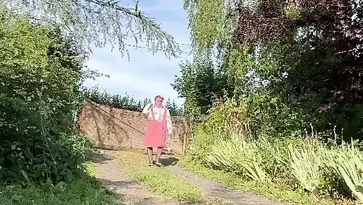 Bir akşam için küçük pembe kayışlı etek giymiş