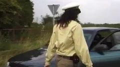 Polițist din trafic la dublu la marginea drumului