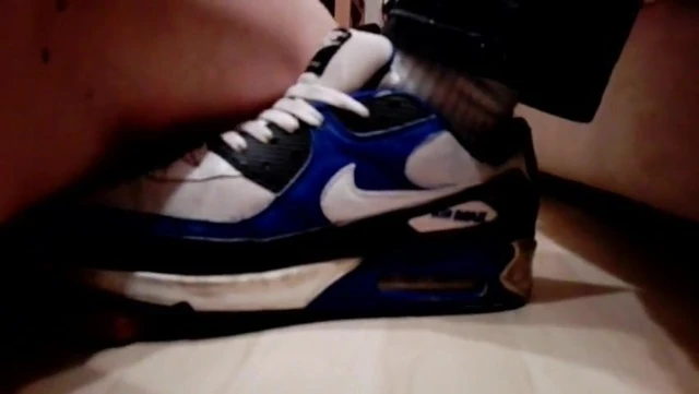 Esfregando o tenis na rola do macho ate ele gozar