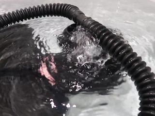Saco de neopreno y máscara de gas bajo el agua