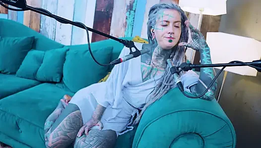 Aku bicara tentang L - LOVE - ASMR podcast SFW berbicara tentang gadis gothic bertato rambut gimbal