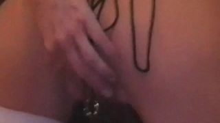 Minha esposa sexy com piercings com buceta perfurada se esticando