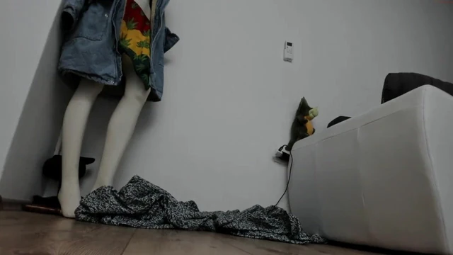 Webcam star jerk off on floor