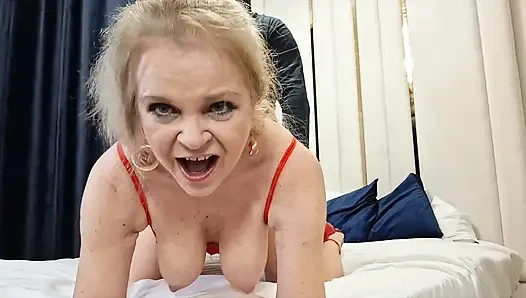 Wanita rambut pirang dientot habis-habisan sampai tenggorokan