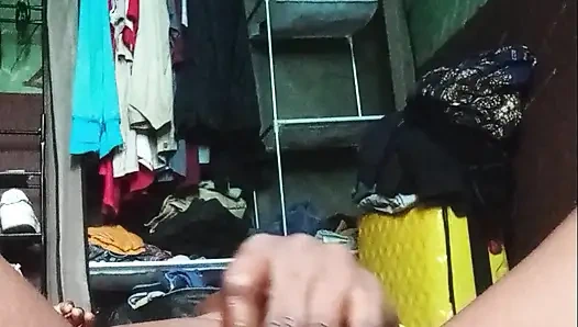 Coole Walzen von ihr, die live masturbieren zeigt