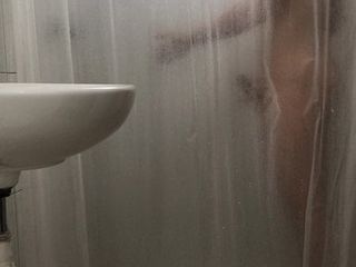 Ragazzo nudo che fa la doccia