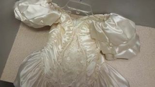 Komm auf das weiße Kleid der Brautjungfer