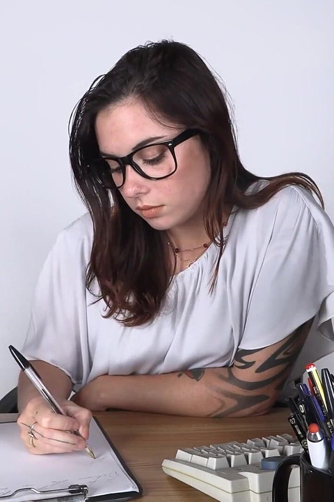 支配的な上司が足好きの秘書の失敗を非難する