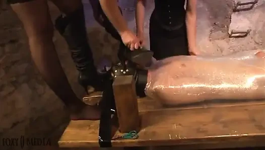 Völlig in Folie Eingewickelt. Facesitting Und Penis Spielereien.