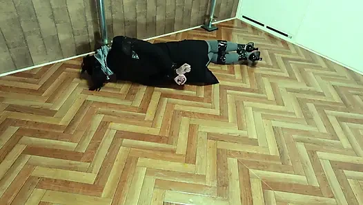 Hedeflenen ofis görevlisi bantla bağlanmıştı