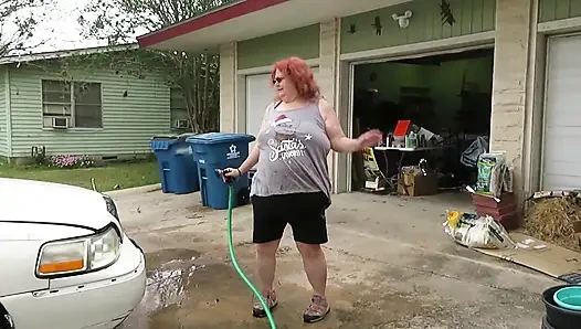 Sexy reife rothaarige bbw krankenschwester Vicki wäscht ihr auto!