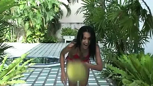 Gadis Asia bermain melalui malam dan siang