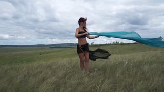 Au sommet d'une colline par temps venteux