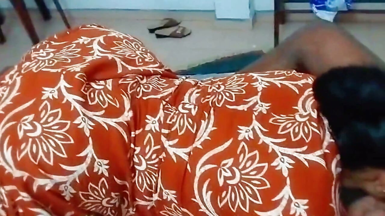 mere dost ki patni ke saath ek kamre men gaya