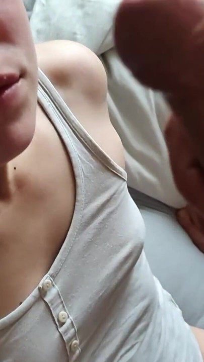 本物の自家製フェラ ディープスロート 大きなチンコが口に精液を飲み込む |クリップ2