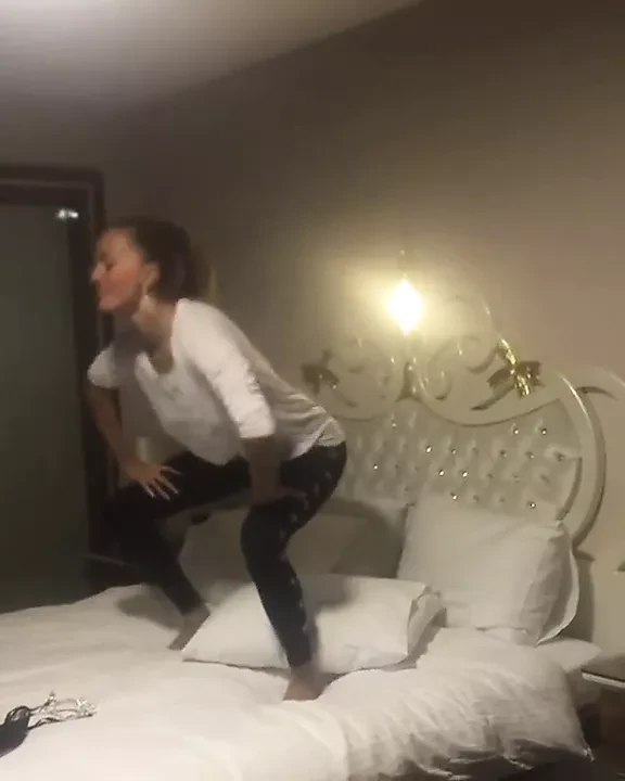 Kichkina qizning sikilishi haqidagi porno video