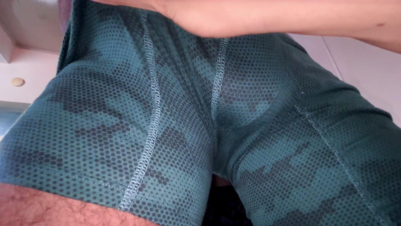 MŮJ KAMARÁD Z VYSOKÉ MI POLOŽIL SVŮJ BALÍČEK PŘED MĚ A JÁ JSEM NEODOLAL A DOTÝKAL JSEM SE HO