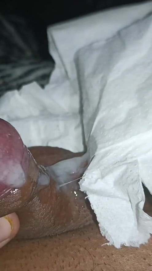 Xem tôi xuất tinh rất tốt với bao quy đầu của tôi xuống trong khi tôi thủ dâm. | Đoạn video ngắn 1