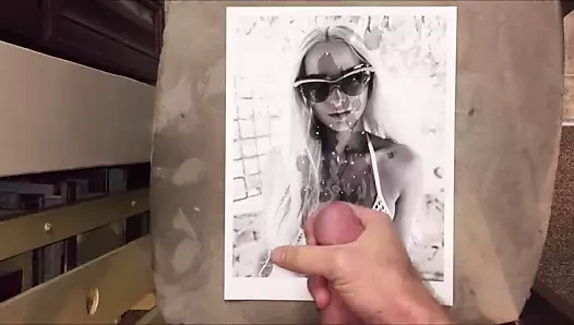 Dove Cameron boşalıyor 02