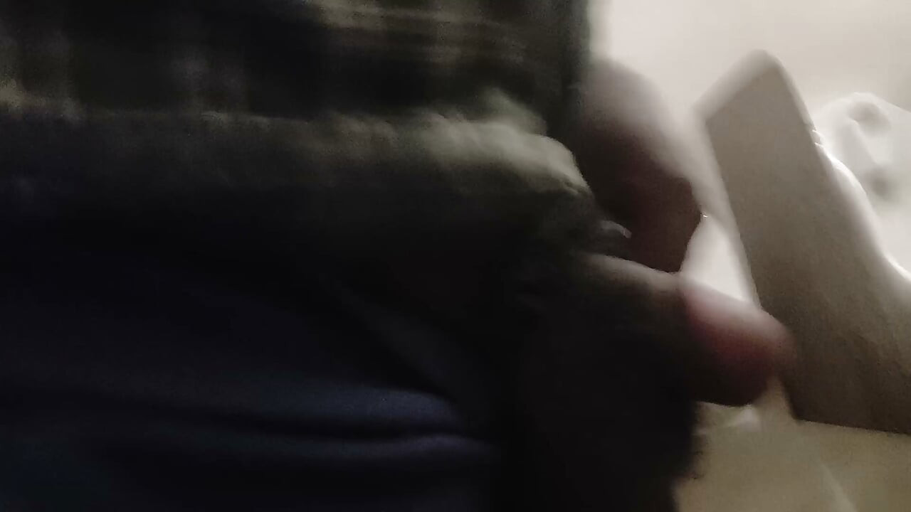 tamil boy piss at public toilet