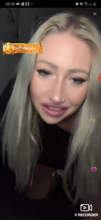 Blondie twerks