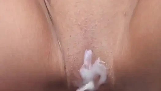 Memek cewek sange ini dijilat dan dicrot di dalam di luar ruangan