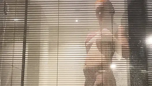 Otel banyosunda görünmez kamera, otel banyosunda hamile kızıl saçlı kadını pencereyle izle