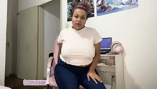 Stiefmutter furzt auf dem stuhl, um stiefsohn zum kommen zu bringen