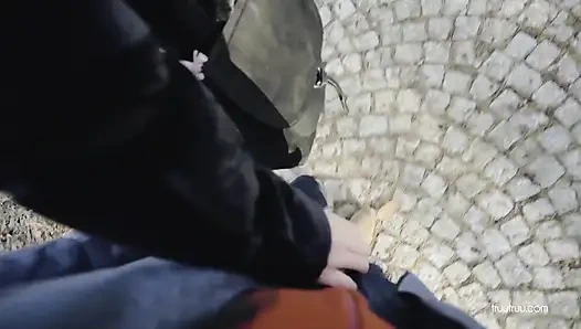 Tinder'dan rastgele adamla yürüyüşte riskli halka açık sikiş