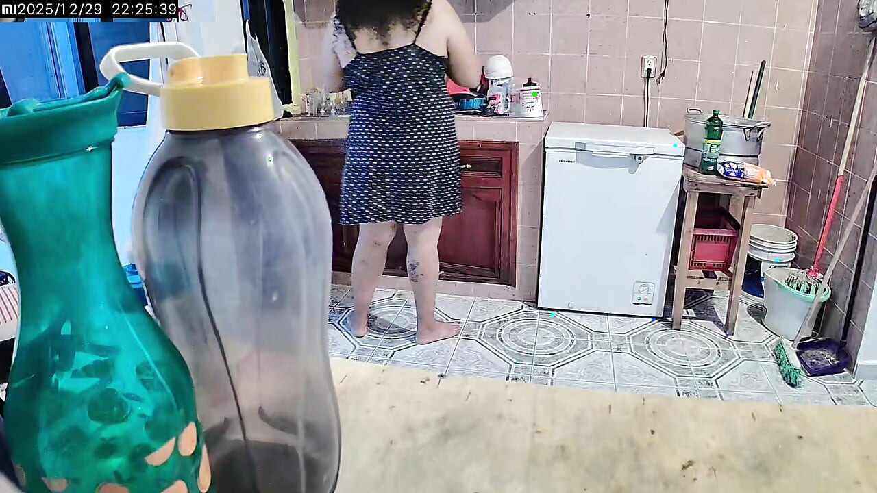 Η παχουλή γυναίκα μου στην κουζίνα και διδάσκει