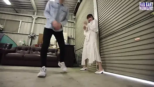 Çift ağızlı orgazm randevusunda her sıcak damlanın tadını çıkardıkça gırtlağına kadar alıyor - 1/4