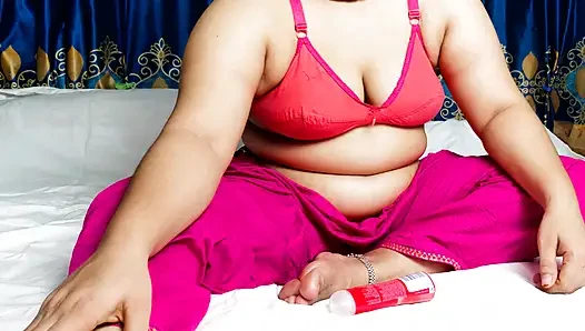 Aku memasukkan kontol tebalku ke mulut ibu tiriku dan menyetubuhinya. Aku merem melek rambutnya dan mendorong penisku ke mulutnya.