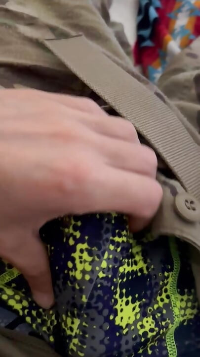 Vojnik američke vojske drka u uniformi i svršava po gaćicama
