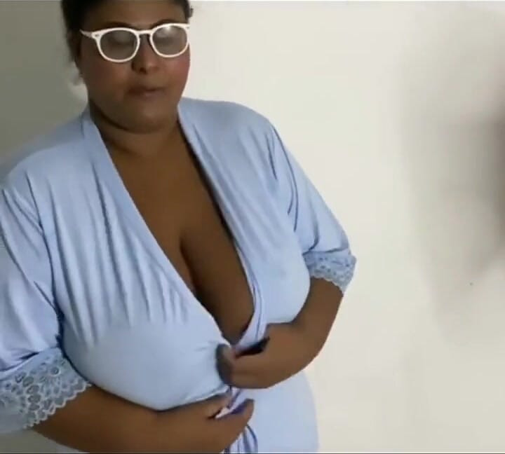 Veo a mi madrastra en ropa interior y term termión teniendo sexo con ella