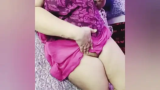 Kendi zevkini yaşayan Hintli kadın mastürbasyon yapıyor