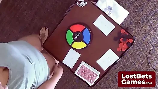 Son striptiz oyunu kaybedeni, sadece sutyenle kaldı