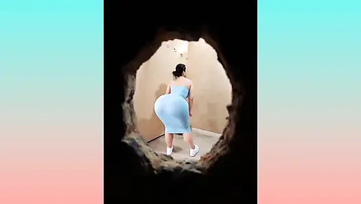 Wanita kaya pantat besar di ruang pas