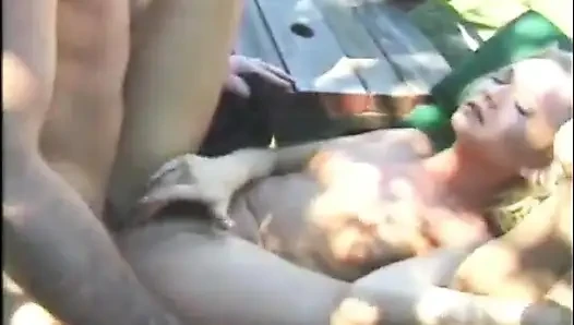 Genç sarışın açık havada amına kalın bir yarak almak için bacaklarını geniş açıyor